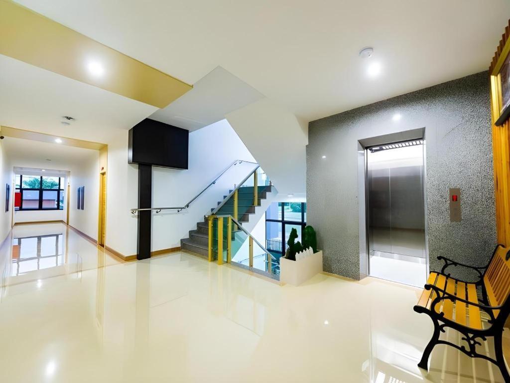 Gt Residence Hotel Бурирам Экстерьер фото